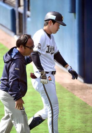 　３回、千賀から死球を受けベンチに退く太田（右）