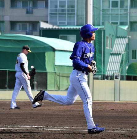 ５回中日無死一塁、中日・根尾昂は四球で出塁する（投手　阪神ランディー・メッセンジャー）＝鳴尾浜（撮影・山口登）