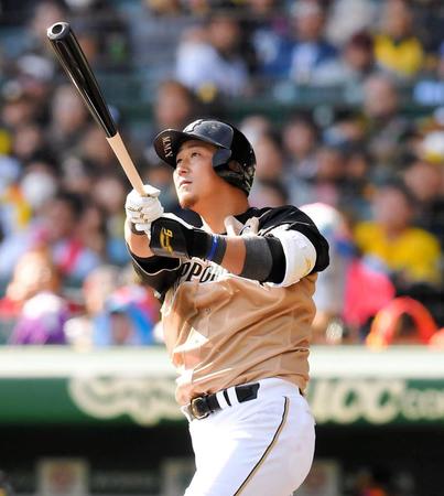 ６回日本ハム１死、左越えへ同点ソロを放つ日本ハム・中田翔＝甲子園（撮影・田中太一）