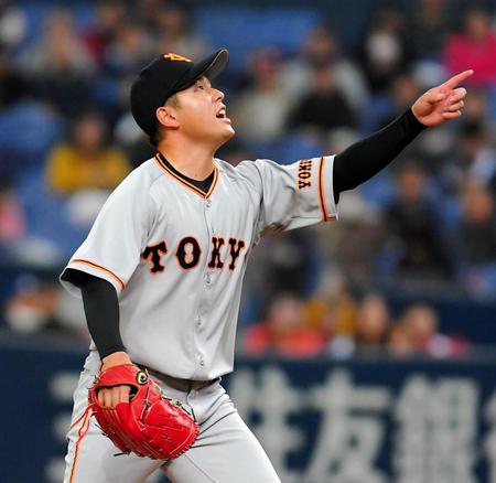 ７回、打球の方向を指さす巨人・大江＝京セラドーム（撮影・堀内翔）