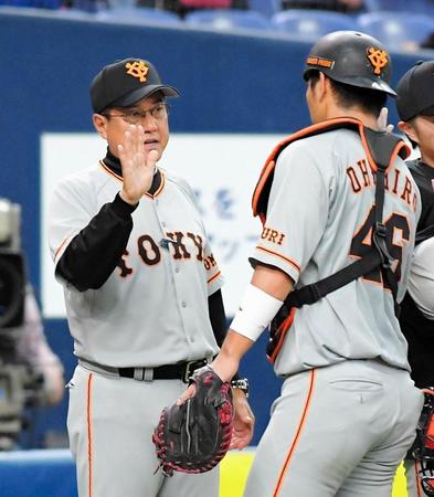 　試合後に大城とタッチを交わす巨人・原監督（左）