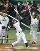 　フリー打撃で快音を響かせる岡本