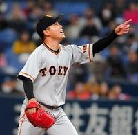 ７回、打球の方向を指さす巨人・大江＝京セラドーム（撮影・堀内翔）