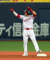 　４回、メネセスは右中間に二塁打を放ちベンチへポーズを決める