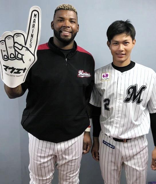 フォームフィンガーを手にするロッテ・バルガス（左）と藤原