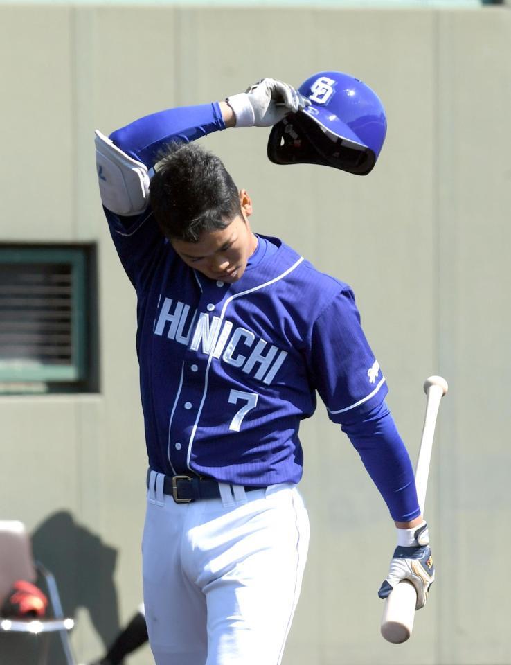 ２回中日２死、中日・根尾昂は空振りの三振に倒れる＝鳴尾浜（撮影・山口登）