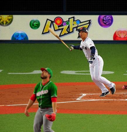 １回、吉田が右越えに満塁本塁打を放つ（投手・バレダ）＝京セラドーム