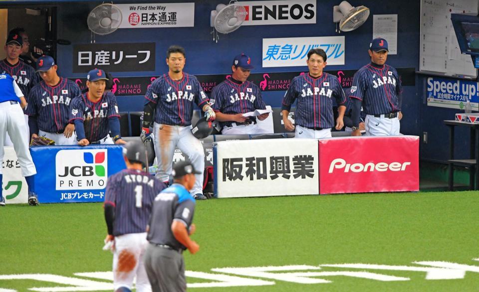 　メキシコに逆転負けを喫して、試合後にベンチで厳しい表情を見せる日本代表・稲葉監督（右端）