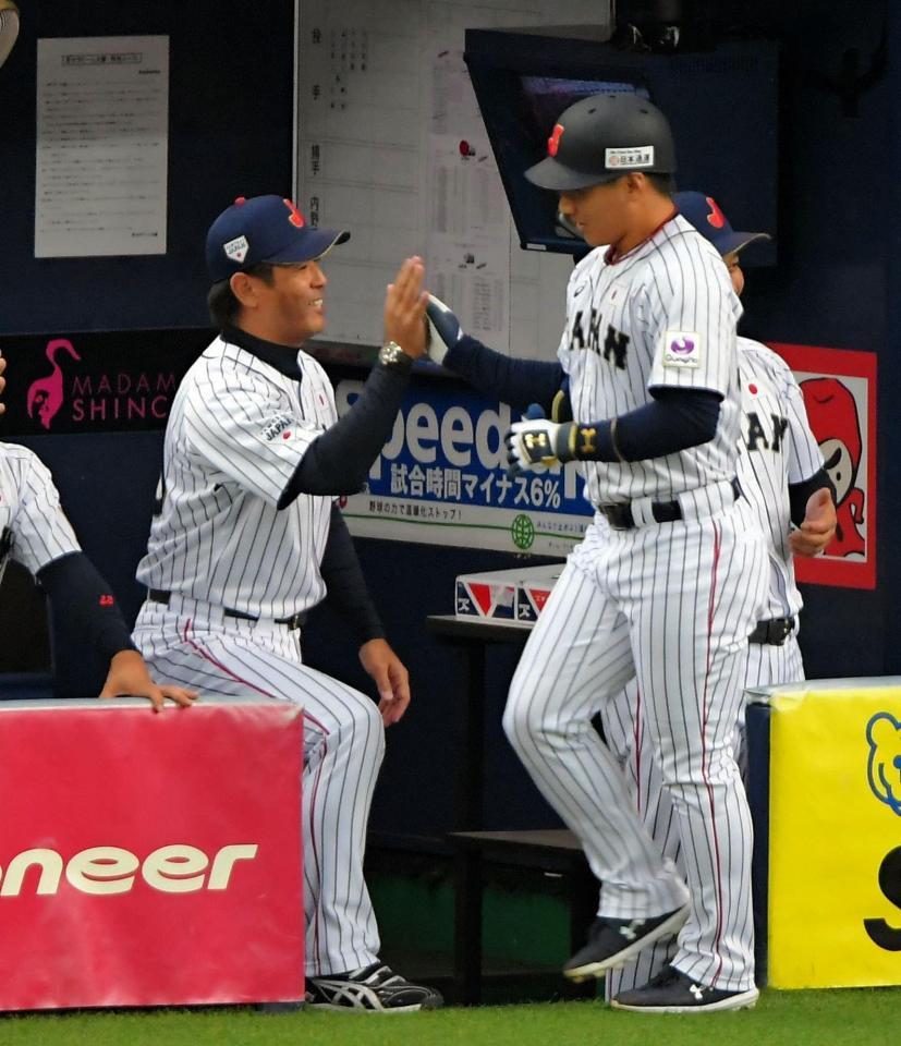 １回、先制の満塁本塁打を放った吉田正とタッチを交わす日本代表・稲葉監督（左）＝京セラドーム（撮影・堀内翔）