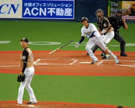 　６回、鈴木昂が適時二塁打を放つ。投手・金子
