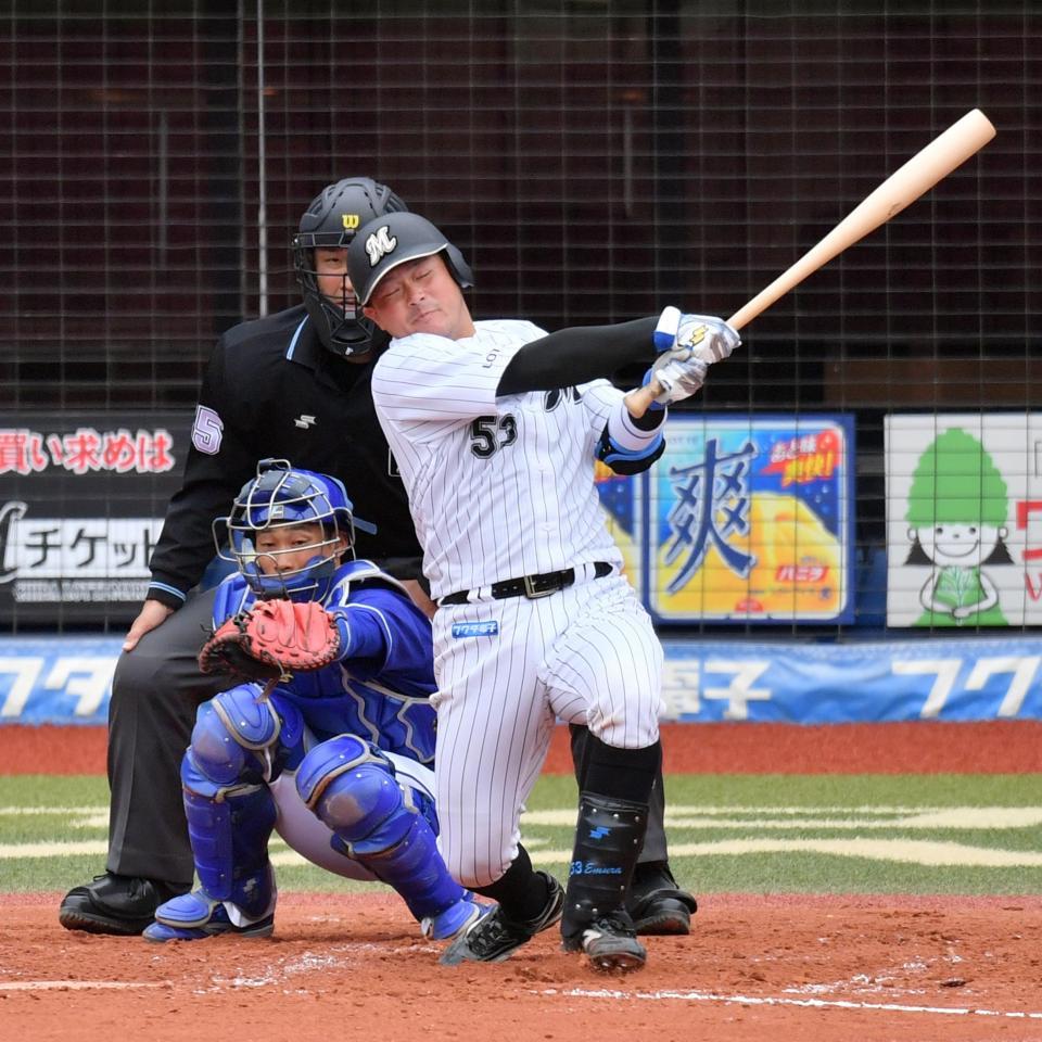 　３回、江村が左越えに先制ソロを放つ