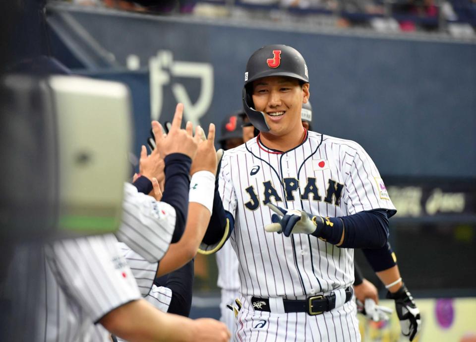 　１回、満塁本塁打を放った吉田は生還し笑顔を見せる