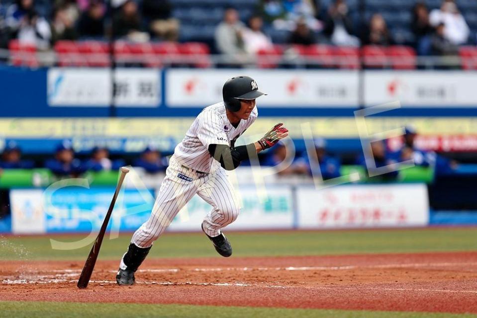 内野安打を放つ藤原恭大のサンプル写真
