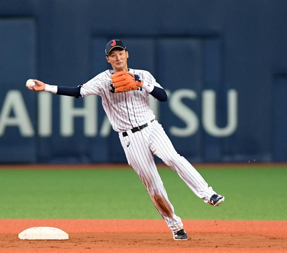 　好守を見せる吉川尚＝３月１０日