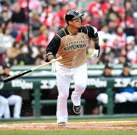 適時二塁打を放つ中田翔=マツダスタジアム(撮影・飯室逸平)