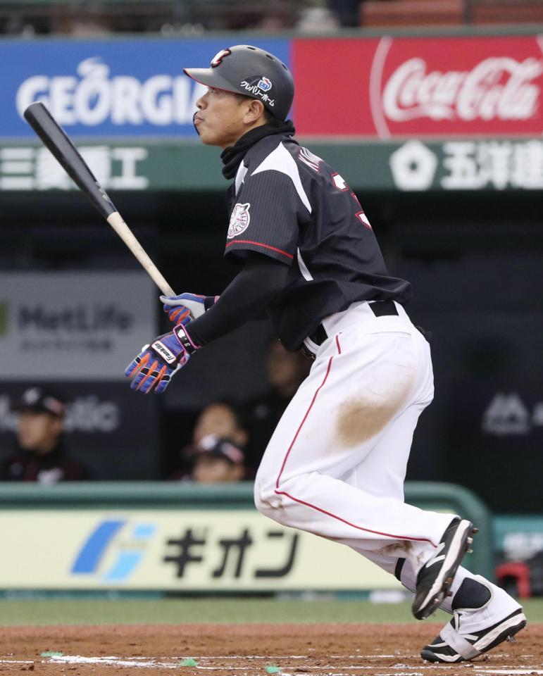 　４回、右中間に２ランを放つ角中