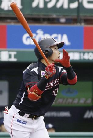 　１回、右越えに先制ソロを放つ加藤