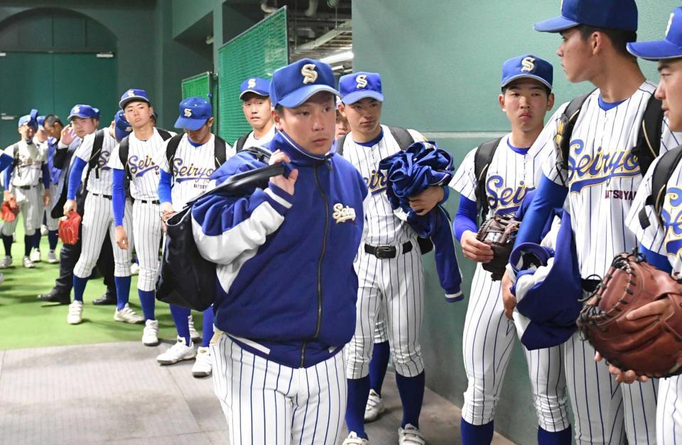 　練習を終え室内練習場を後にする松山聖陵・中本監督（中央）