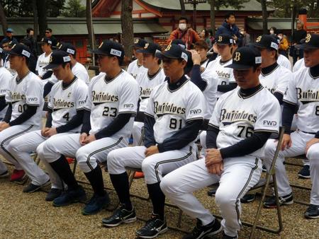 必勝祈願するオリックスの田口野手総合兼打撃コーチ（前列右から２人目）