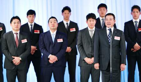 　東京都内のホテルで開かれた巨人の激励会であいさつする原監督（右手前）。左端は丸＝２２日（代表撮影）