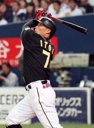　４回、左越えに本塁打を放つ阪神・糸井＝京セラドーム
