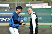 球団ＯＢの森本氏と談笑する清宮