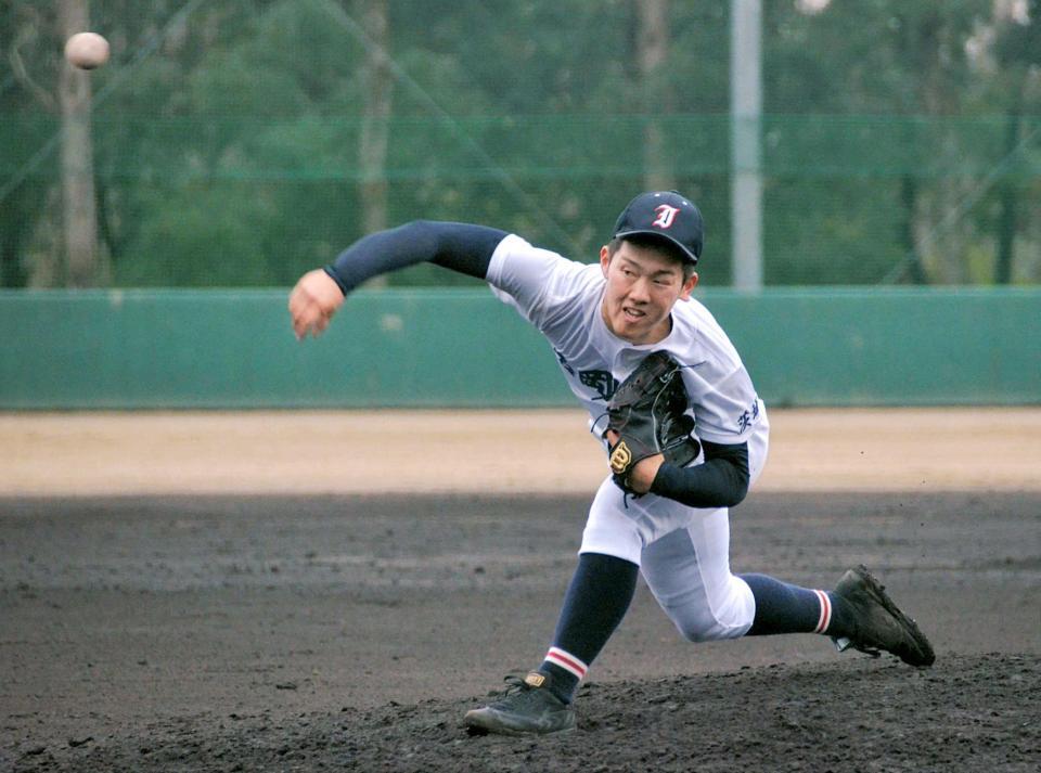 　センバツ前の最後の実戦登板で好投した石岡一・岩本