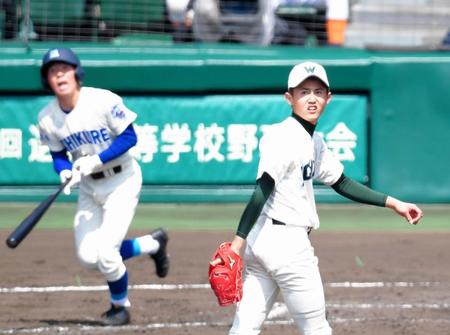 　５回、呉・角井（左）を中飛に打ち取る市和歌山・岩本（撮影・中田匡峻）