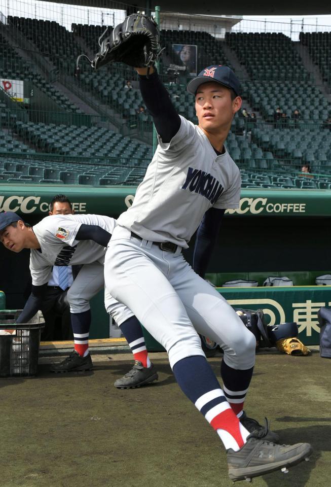 ベンチ前でキャッチボールする横浜・及川（撮影・北村雅宏）