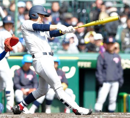 ７回横浜無死、右越えソロを放つ横浜・吉原＝甲子園（撮影・中田匡峻）