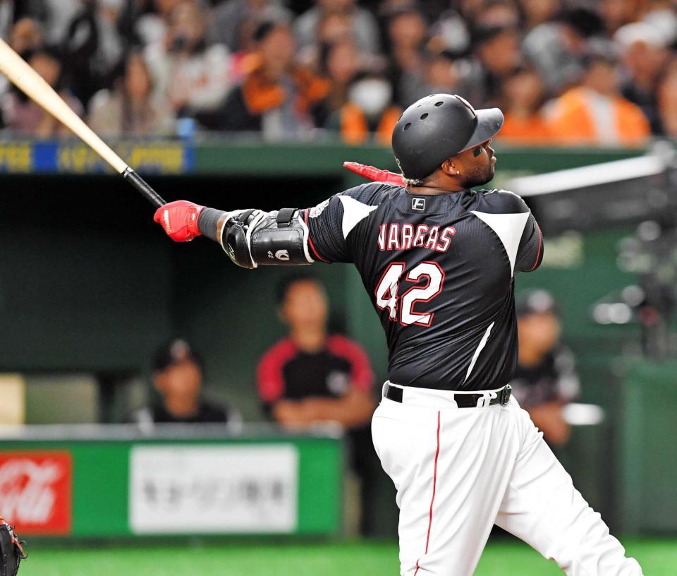 　８回、左越えに２ランを放つバルガス