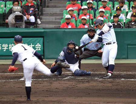 　１回、山梨学院・野村が左中間に３ランを放つ