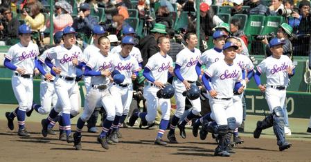 筑陽学園に敗れた福知山成美ナインはアルプスにあいさつに向かう＝甲子園（撮影・中田匡峻）