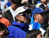 筑陽学園・福岡大真外野手の父・真一郎さん（中央）＝甲子園