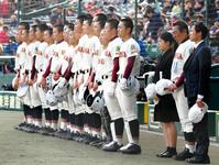 東邦に敗れ、悔しそうな表情を見せる富岡西ナイン＝甲子園（撮影・中田匡峻）