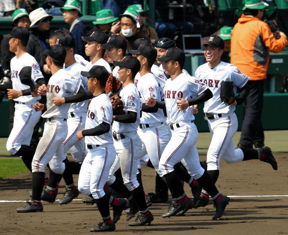 完封勝利を挙げた広陵・河野（右端）は笑顔でナインとアルプススタンドへあいさつに向かう＝甲子園（撮影・中田匡峻）