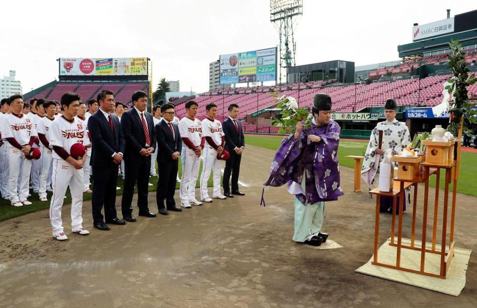 平石監督（右から３人目）を始め１・２軍の選手、首脳陣が参加して行われた楽天の必勝祈願＝楽天生命パーク宮城