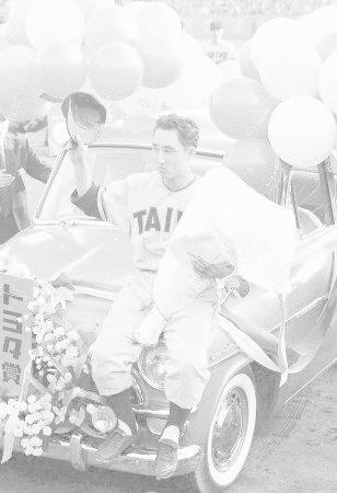 　１９６０年１０月、日本シリーズの最優秀選手に選ばれた大洋の近藤昭仁選手＝後楽園