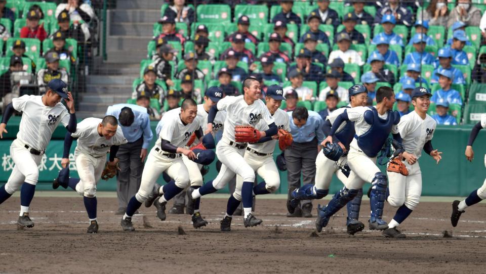 松山聖陵を破り、大分ナインは笑顔でアルプス席の応援団にあいさつへ向かう＝甲子園（撮影・山口登）