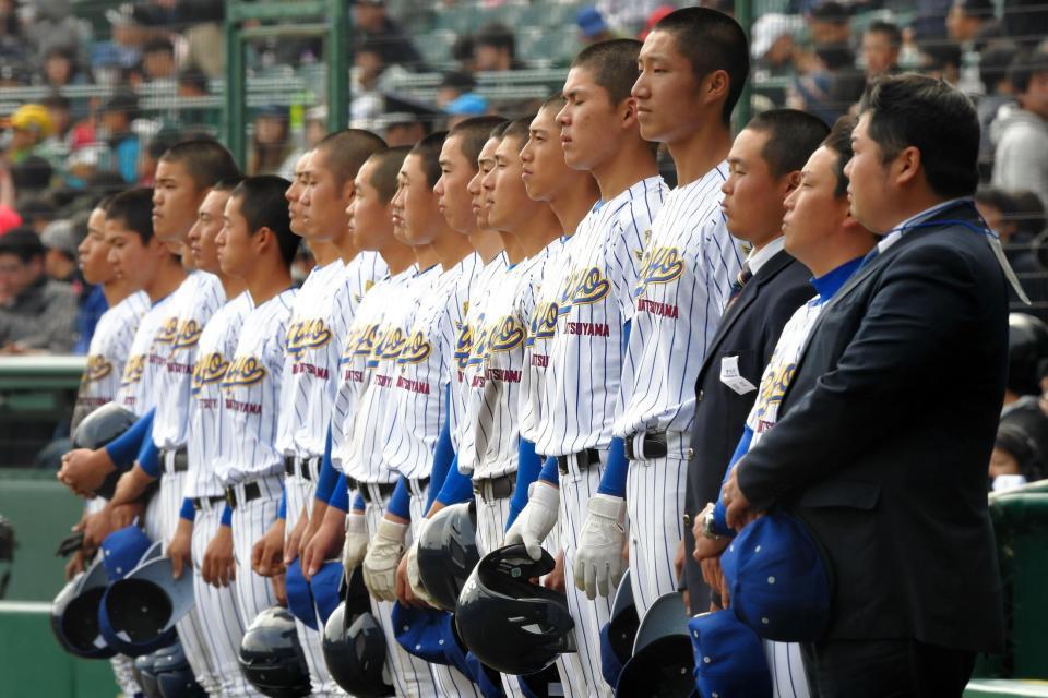 大分に惜敗し、悔しそうな表情を見せる松山聖陵ナイン＝甲子園（撮影・中田匡峻）