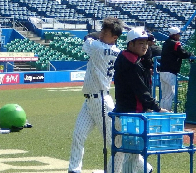 開幕を２日後に控えて汗を流す藤原（左）＝ＺＯＺＯマリン