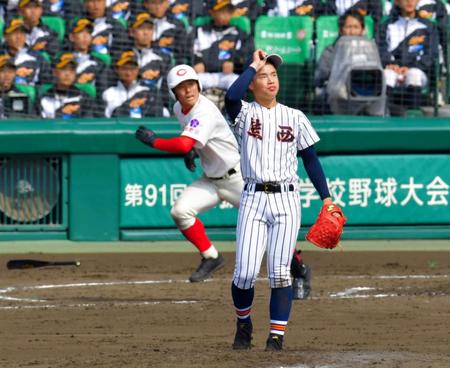 ４回、智弁和歌山・東妻純平（左奥）に左越え３ランを打たれる熊本西・霜上＝甲子園（撮影・吉澤敬太）