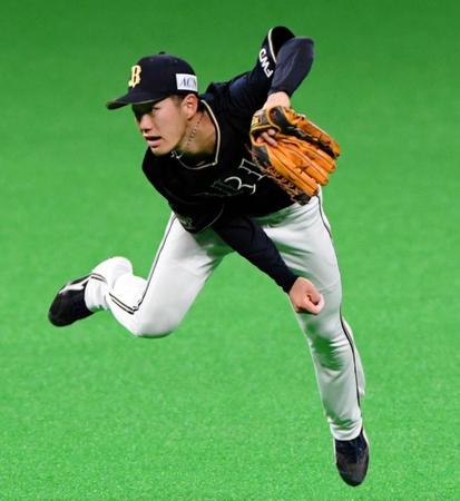 シートノックで勢いよく返球するオリックス・西浦颯大＝札幌ドーム（撮影・棚橋慶太）