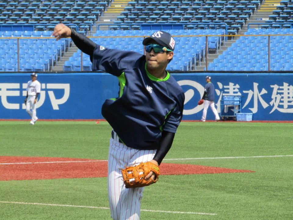 全体練習でキャッチボールをするヤクルト・山田哲＝神宮球場