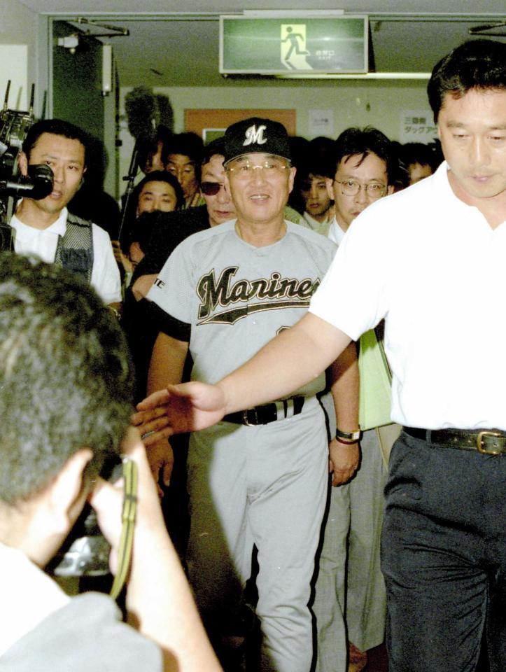 １８連敗を喫して球場から引き揚げるロッテ・近藤監督＝１９９８年７月８日