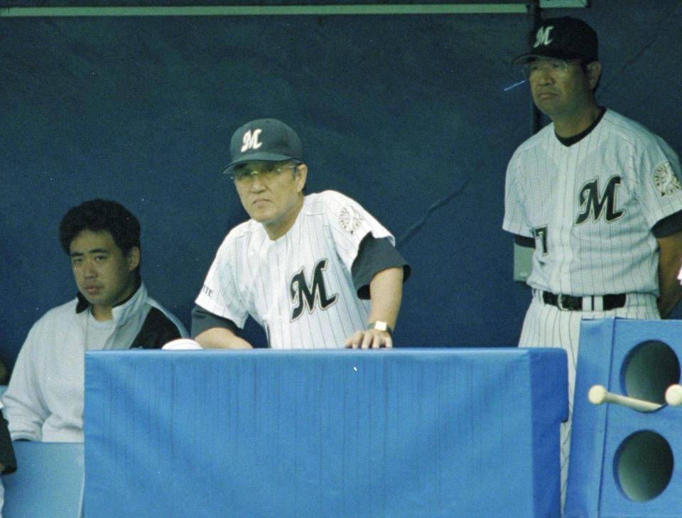 １９９７年９月１４日、ダイエー戦で試合を見るロッテ・近藤昭仁監督＝千葉マリンスタジアム