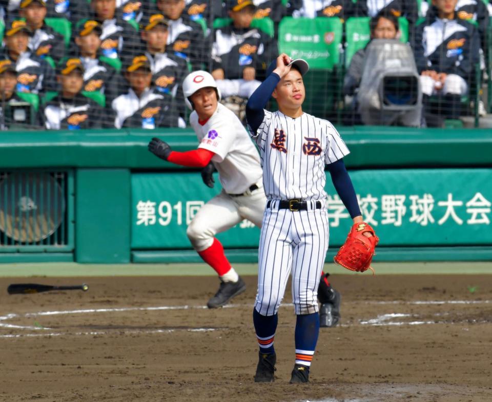 ４回、智弁和歌山・東妻純平（左奥）に左越え３ランを打たれる熊本西・霜上＝甲子園（撮影・吉澤敬太）