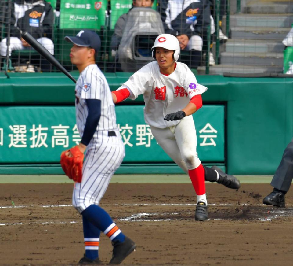 ３回智弁和歌山１死一、三塁、熊本西・霜上幸太郎（左）から右前に適時打を放つ黒川史陽＝甲子園球場（撮影・吉澤敬太）