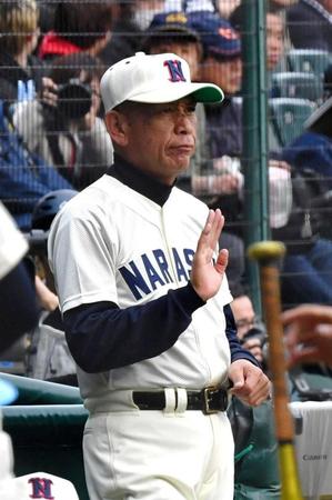 ベンチで戦況を見つめる習志野の小林徹監督＝甲子園（撮影・持木克友）