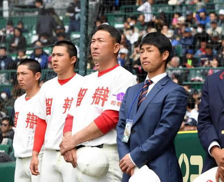 　甲子園で初勝利しベンチ前に整列する智弁和歌山・中谷監督（右から２人目）